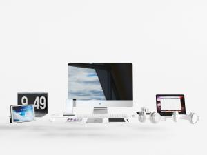 书桌上的电脑显示屏平板耳机