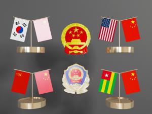 桌面摆设的旗帜国徽