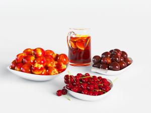 摆放在陶瓷果盘里的水果