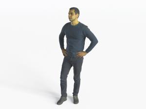 双手叉腰的男人