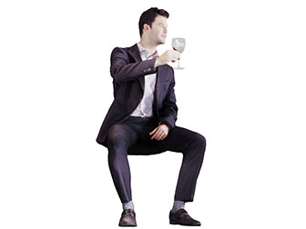 托着高脚酒杯聊天的男人