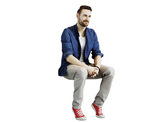 坐着微笑聆听的男人