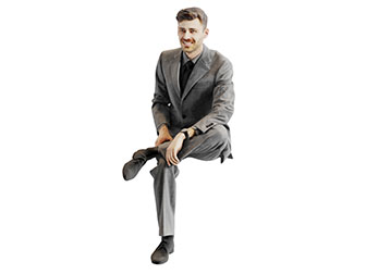 盘腿坐着微笑的男人