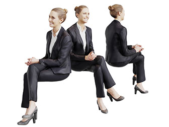 坐着微笑的女人