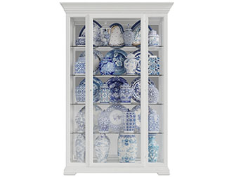 简欧白色摆满青花瓷器的装饰柜