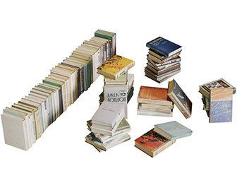 排列一排的书本书籍