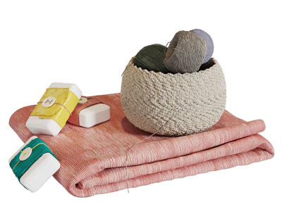 毛毯上的针线筐生活用品