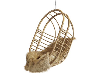 东南亚藤编装饰皮毛的吊椅