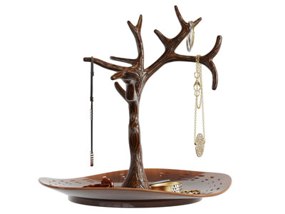 挂在收纳架上的珠宝首饰