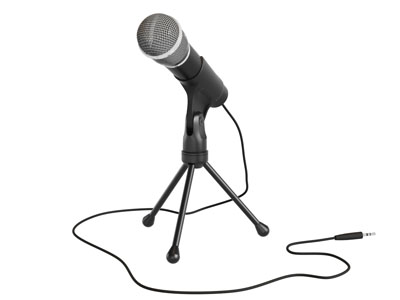 一只放在三脚架上的麦克风话筒