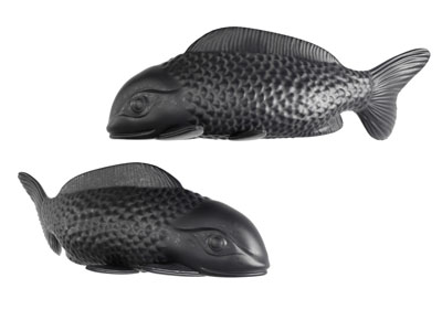 游泳的黑色鲤鱼雕塑雕刻
