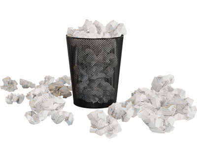 一个装满纸团的金属网垃圾桶