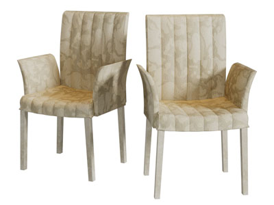 现代带扶手的休闲椅子