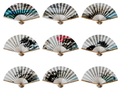 中式装饰山水花卉的扇形折扇