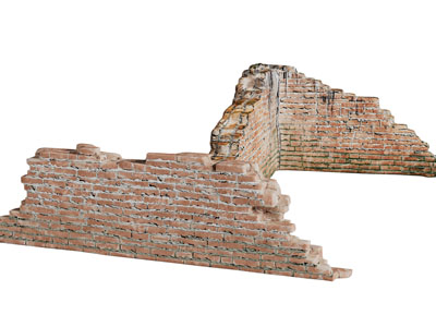 一段破旧的残垣砖墙