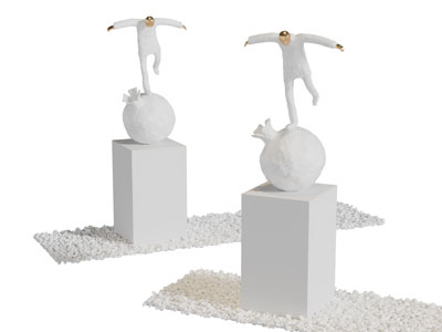 现代踩在石榴上的人物雕塑雕刻