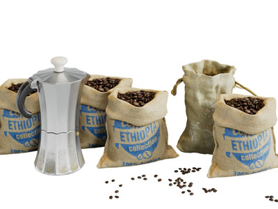 麻布包装的咖啡豆、咖啡壶