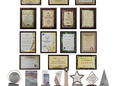 展示墙面上的奖状、奖杯3d模型 展示墙面上的奖状、奖杯