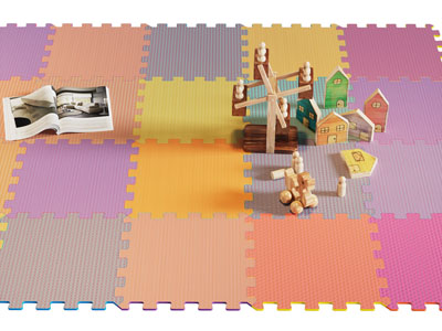 现代拼接泡沫板上的积木玩具