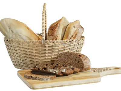 装在筐子里的面包和切片吐司