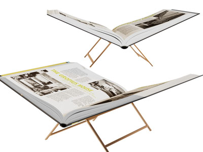 固定在书架支撑上的书籍