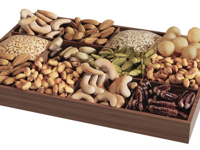 实木托盘里的坚果零食