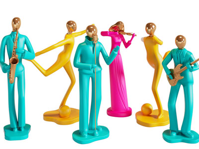 现代弹奏乐器的小人雕塑摆件