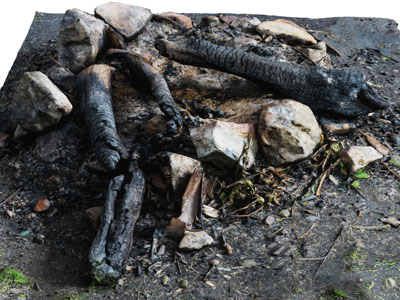 一堆熄灭的篝火