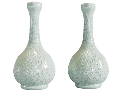 新中式陶瓷器皿、浮雕纹理的花瓶