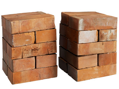 现代堆叠在一起的红砖、砖块