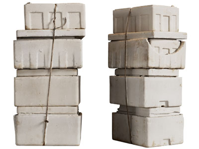 现代摞在一起的泡沫盒子