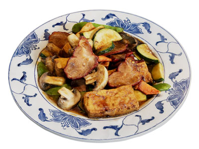 中式青花瓷盘装炒菜