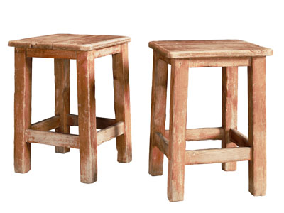 现代破旧木凳子