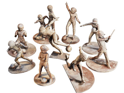 现代玩耍踢球的儿童雕塑雕刻摆件组合