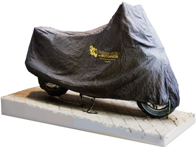 现代盖上雨衣的摩托车 电动车