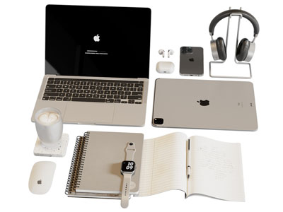 现代笔记本电脑 笔记 耳机摆件组合